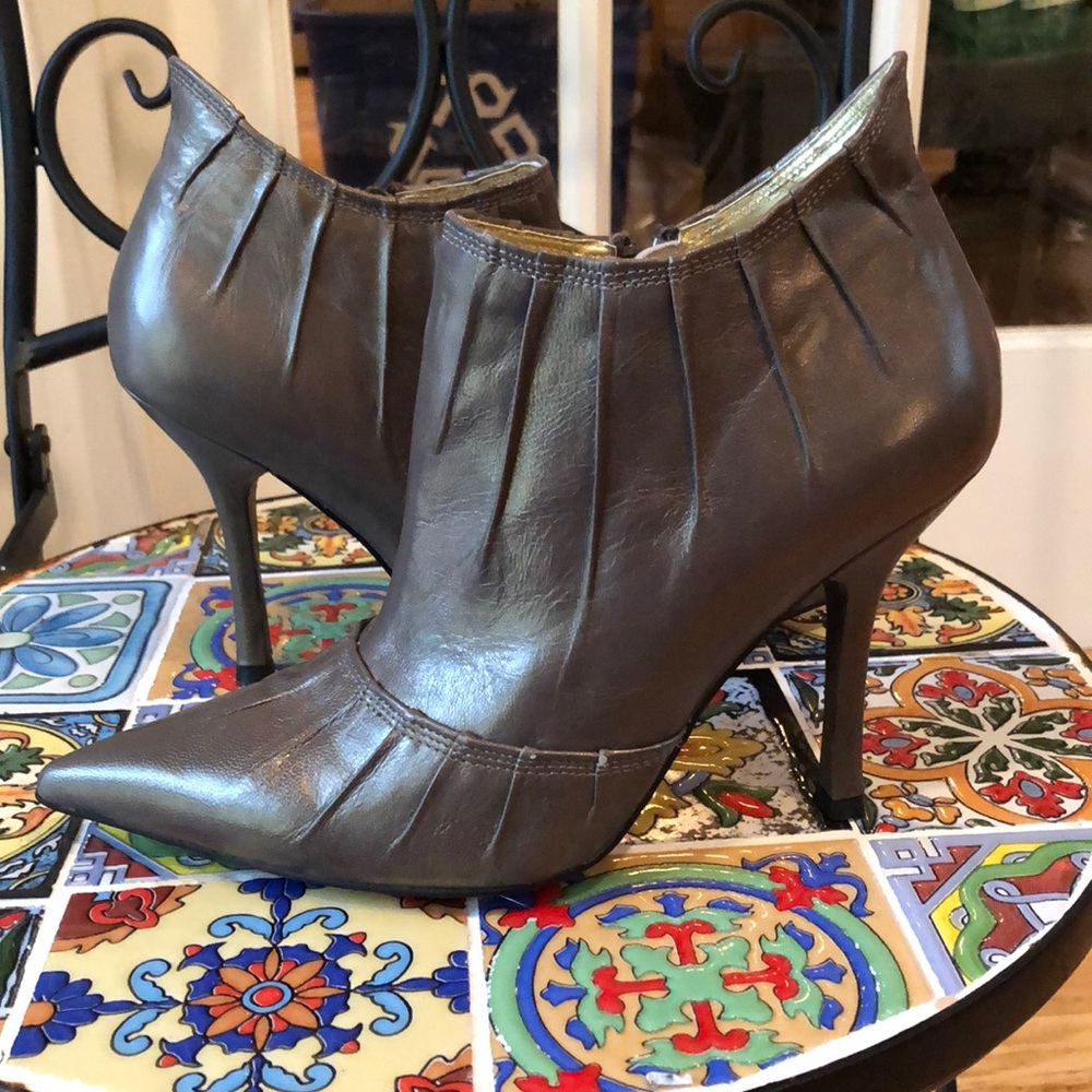 Luichiny gray metallic ankle boot w/ pointy toe
